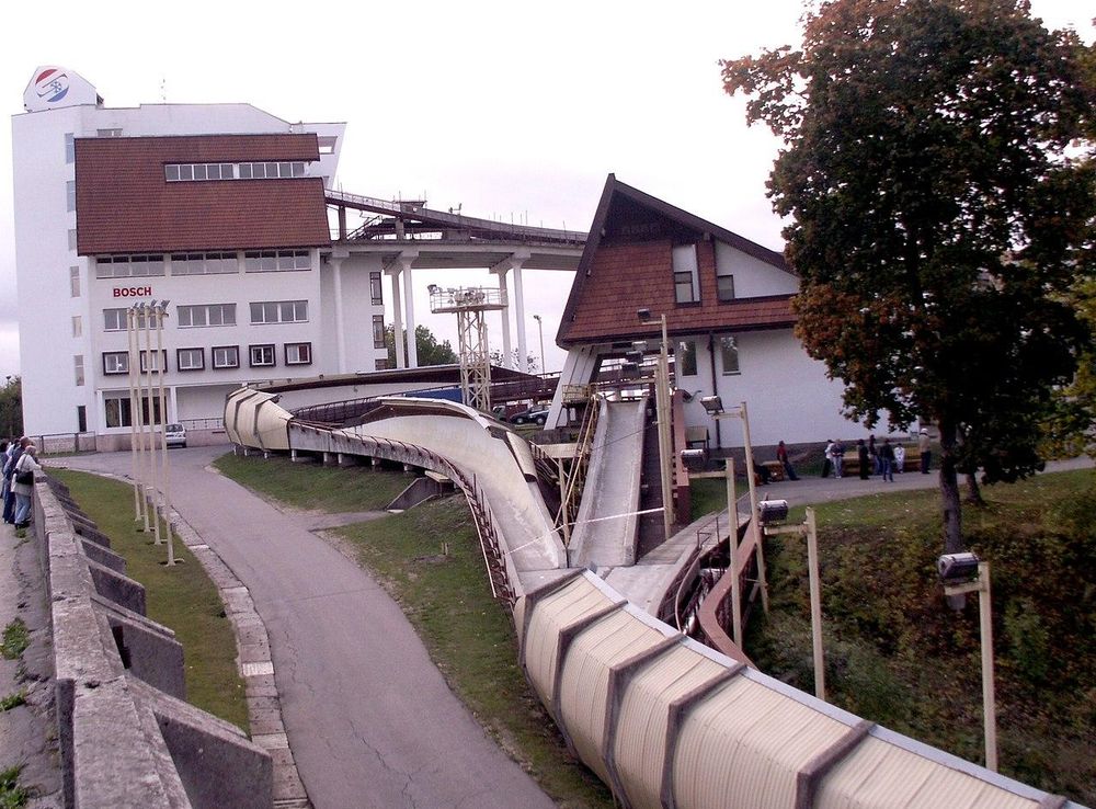 File:Siguldas bobsleja un kamaniņu trase.jpg - Wikimedia Commons