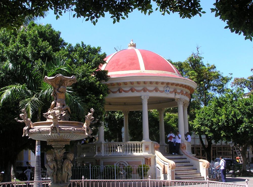 File:Parque central, Granada, Nicaragua - panoramio.jpg - Wikimedia Commons