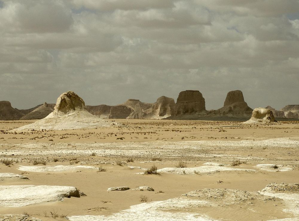 ملف:White Desert, Rock formations in desert landscape, Egypt.jpg - ويكيبيديا
