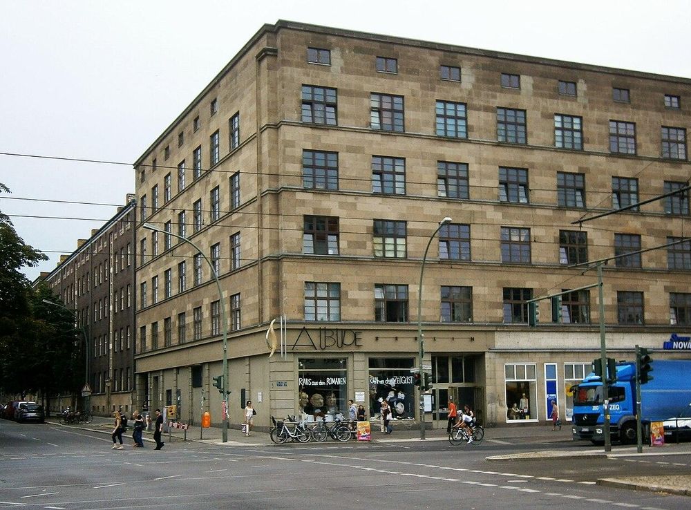 Datei:PrenzlBerg-Greifswalder-Schaubude-Atlas(39).JPG – Wikipedia