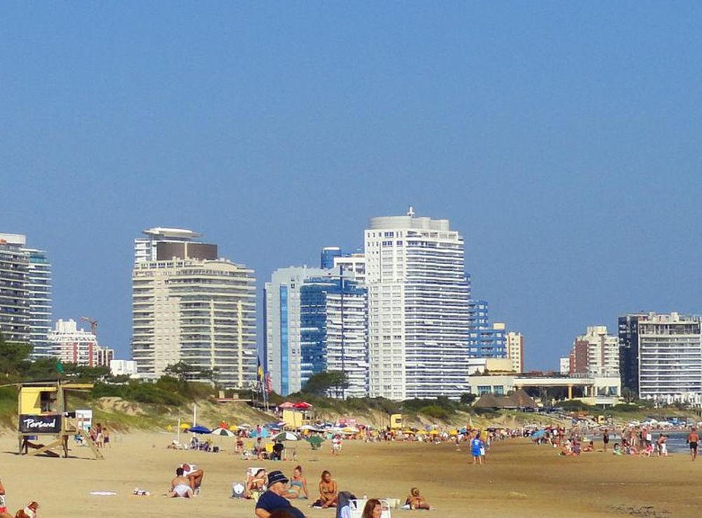 File:Punta del Este Mansa Beach 2012.JPG - Wikimedia Commons
