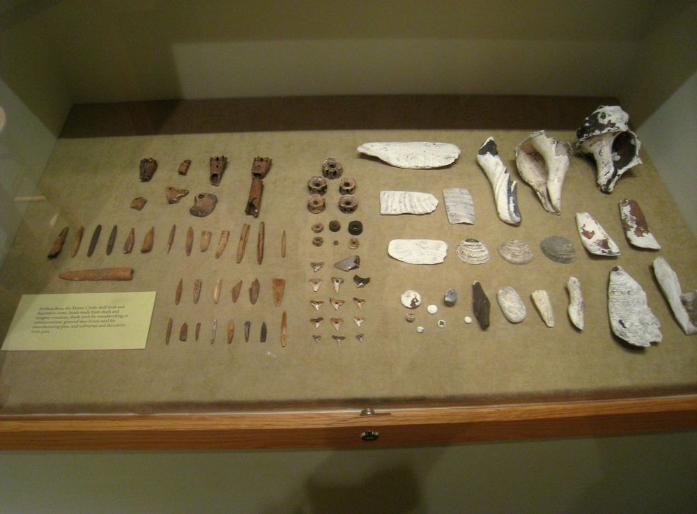 File:Miami Circle artifacts - HistoryMiami - IMG 8118.JPG - Wikimedia  Commons