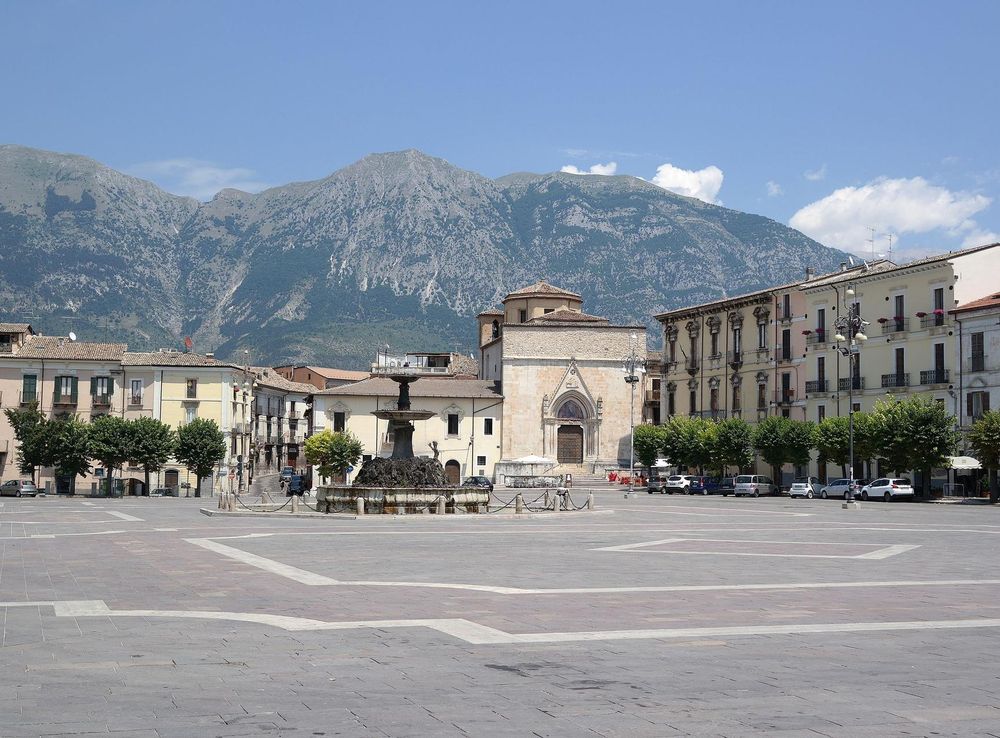 File:Sulmona - Piazza Garibaldi.JPG - Wikimedia Commons
