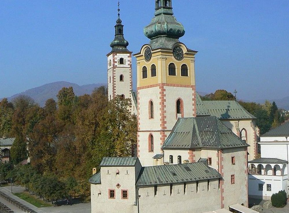 File:Banska-Bystrica-castle-from-tower.jpg - Wikimedia Commons