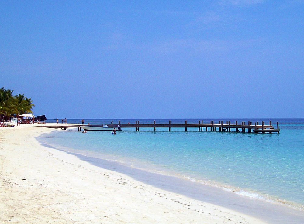 File:West Bay Beach -Roatan -Honduras-23May2009-d.jpg - Wikimedia Commons