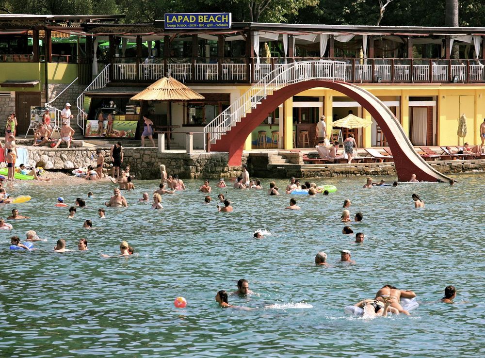 File:Lapad Beach.jpg - Wikimedia Commons