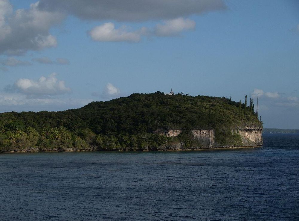 Fichier:Lifou Notre Dame chapel and cliff.JPG — Wikipédia