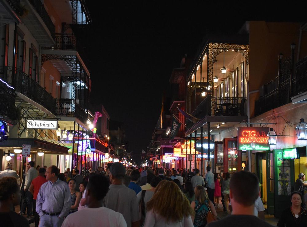 File:Bourbon Street, New Orleans at night.JPG - Wikimedia Commons