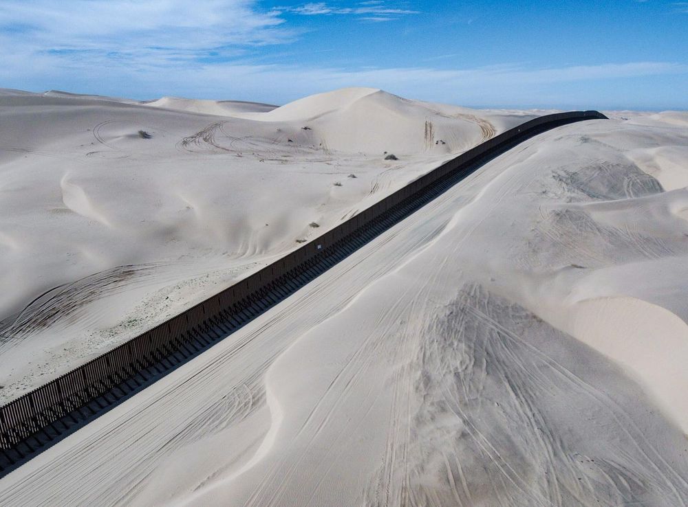 File:Border wall in the Imperial Sand Dunes, 20 miles west of Yuma, AZ -  48537427037.jpg - Wikimedia Commons