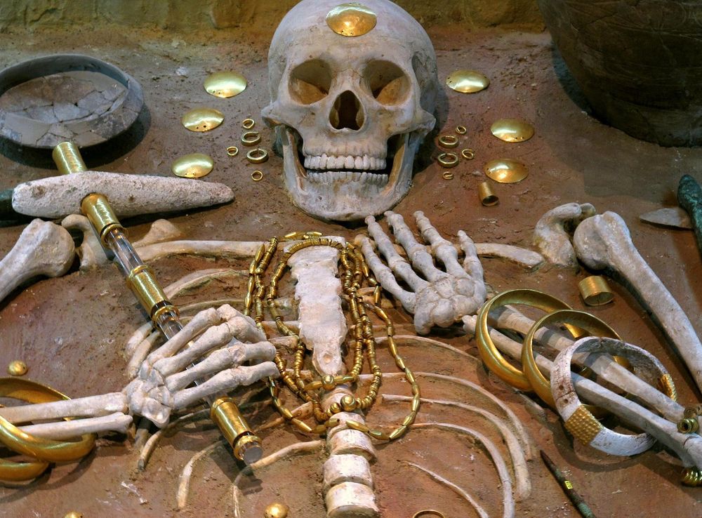 File:Grave 43 (Varna Archaeology Museum) (36755886415).jpg - Wikimedia  Commons