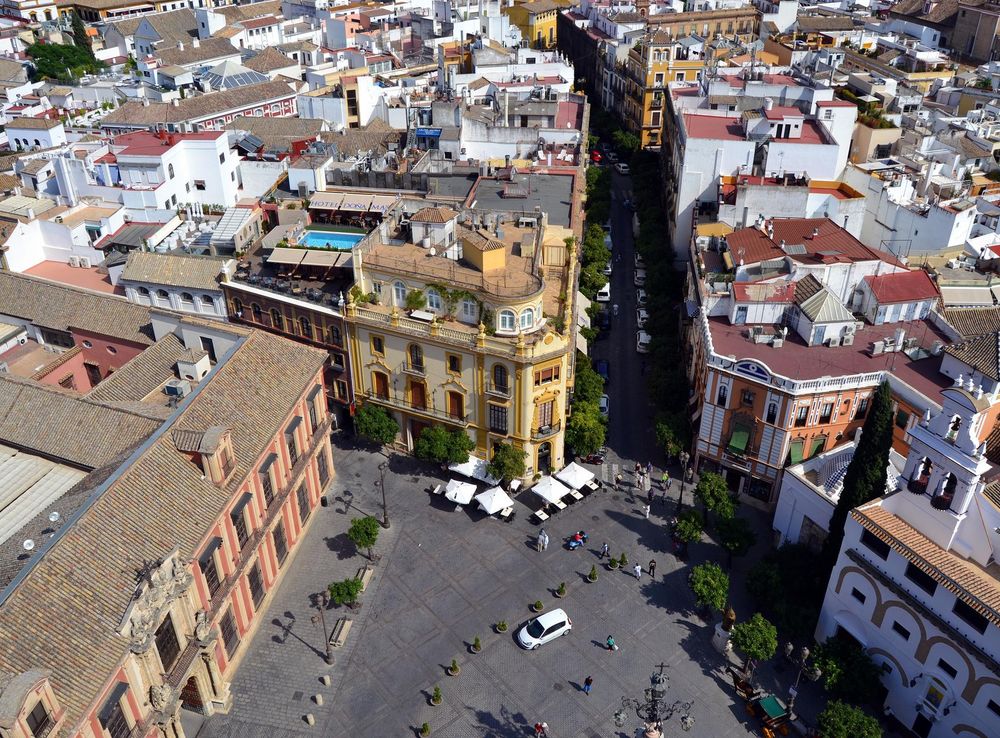 File:Plaza Virgen de los Reyes (9921465365).jpg - Wikimedia Commons