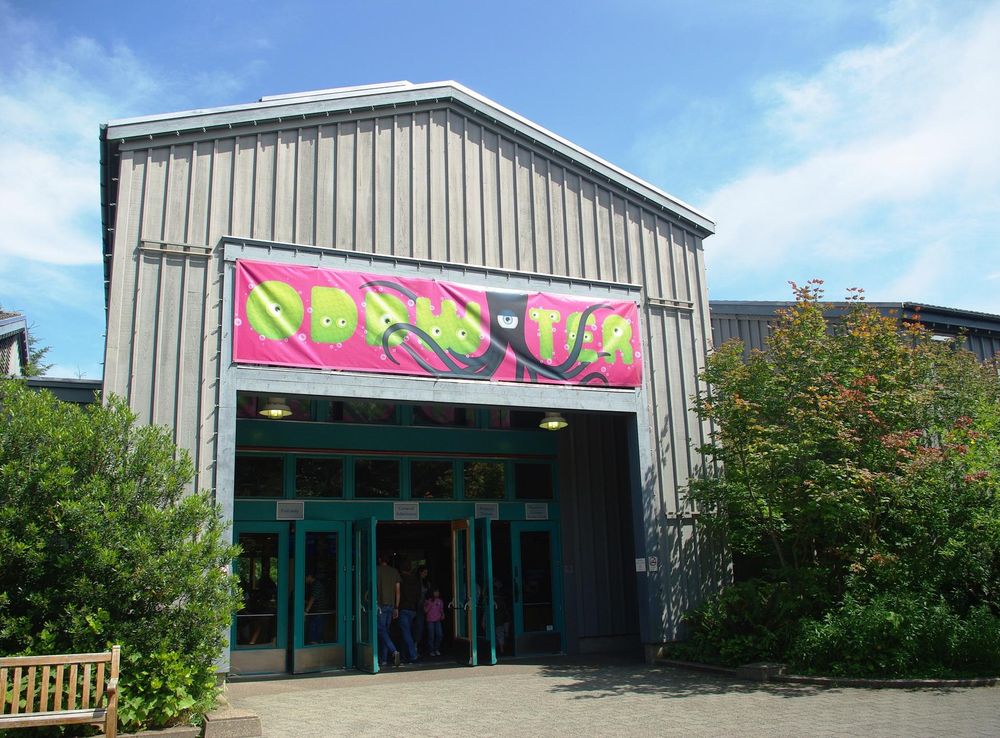 File:Oregon Coast Aquarium entrance.JPG - Wikimedia Commons