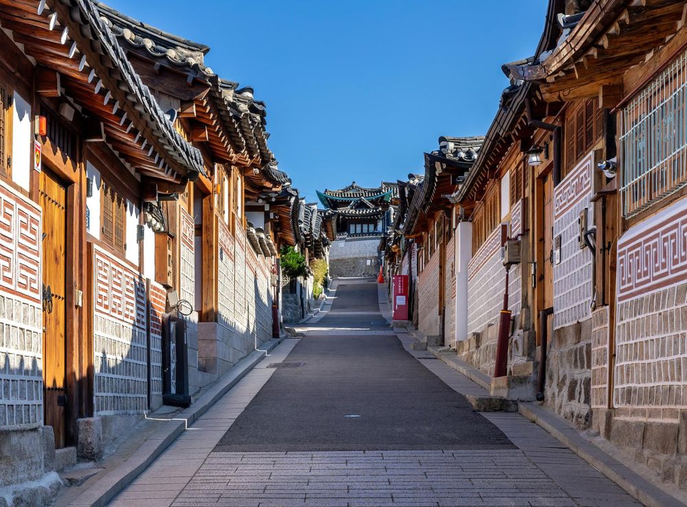 File:Bukchon-ro 11-gil street with hanok houses and blue sky in Bukchon  Hanok Village Seoul.jpg - Wikimedia Commons