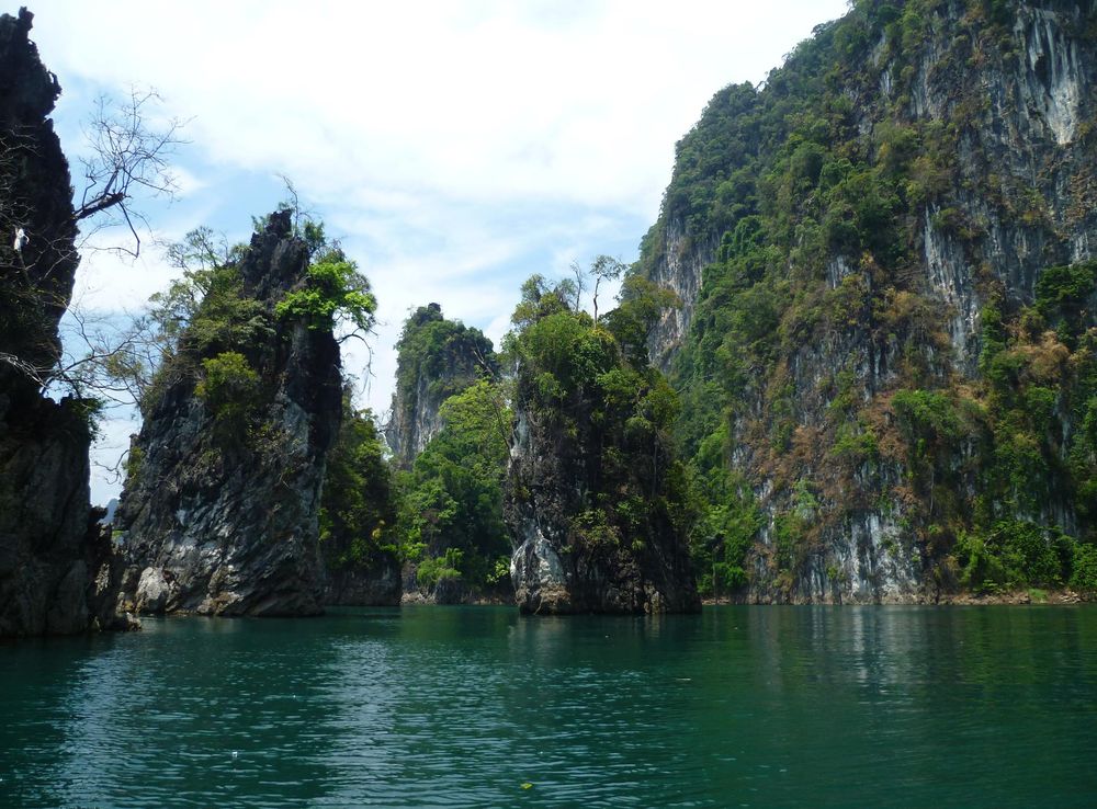 File:Limestone rocks in the Khao Sok National Park.JPG - Wikimedia Commons