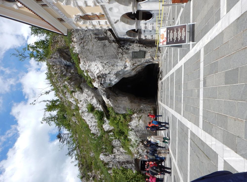 Slika:Postojna Cave entrance (14014357048).jpg - Wikipedija, prosta  enciklopedija