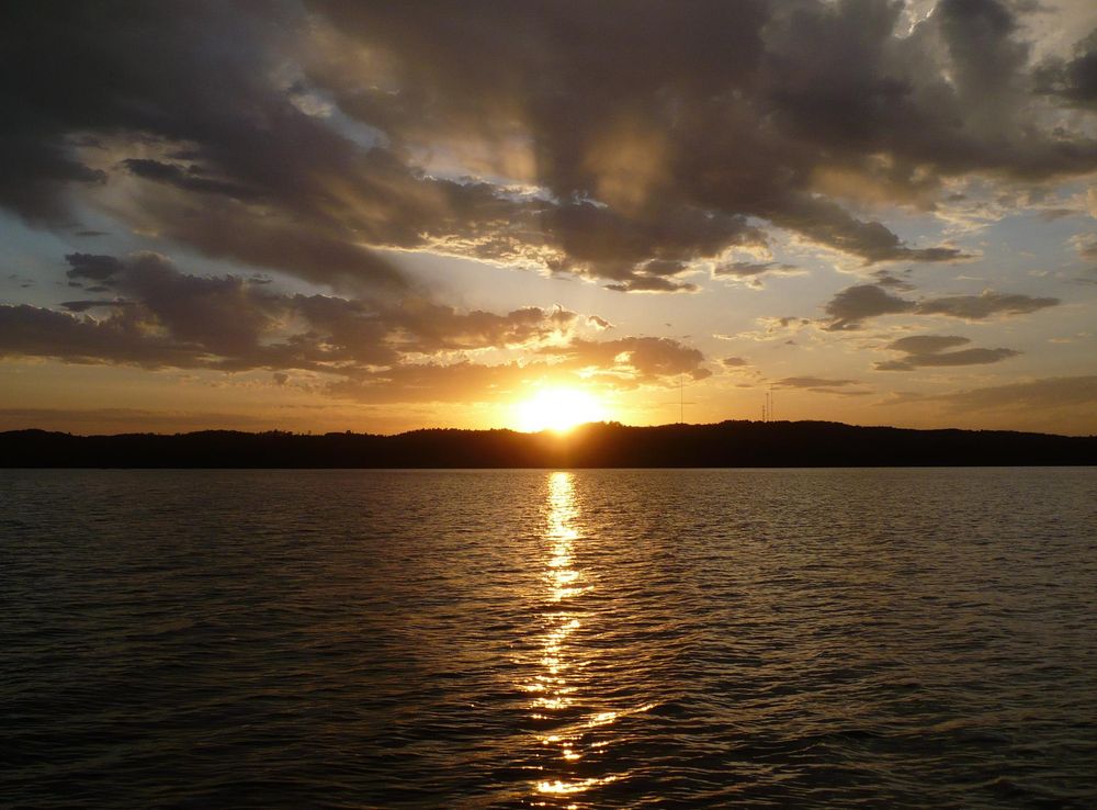 File:Gull Lake sunset.JPG - Wikimedia Commons