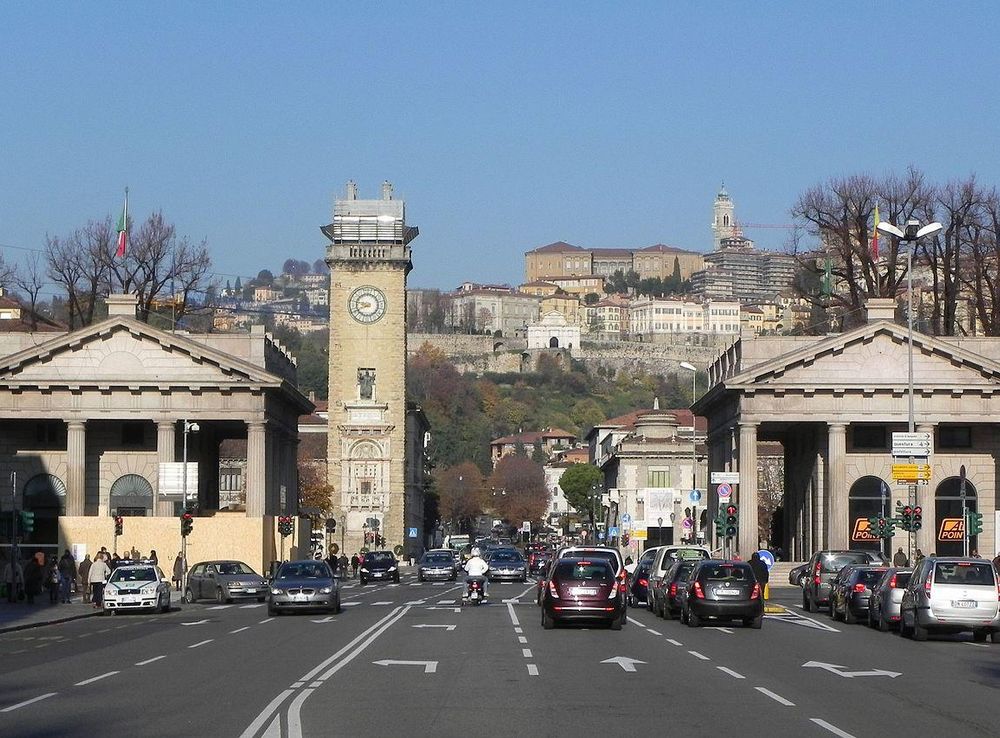 File:Bergamo, Porta Nuova VL01.jpeg - Wikimedia Commons