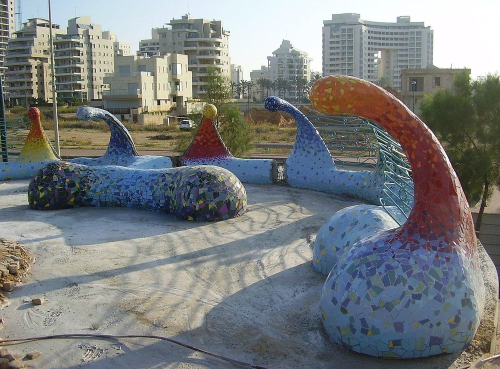 File:PikiWiki Israel 15844 Sculpture by Ruslan Sergeev in Netanya Promenade.JPG  - Wikimedia Commons