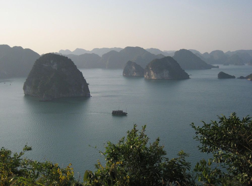 File:Halong Bay, view from Titop Island (6225961712).jpg - Wikimedia Commons