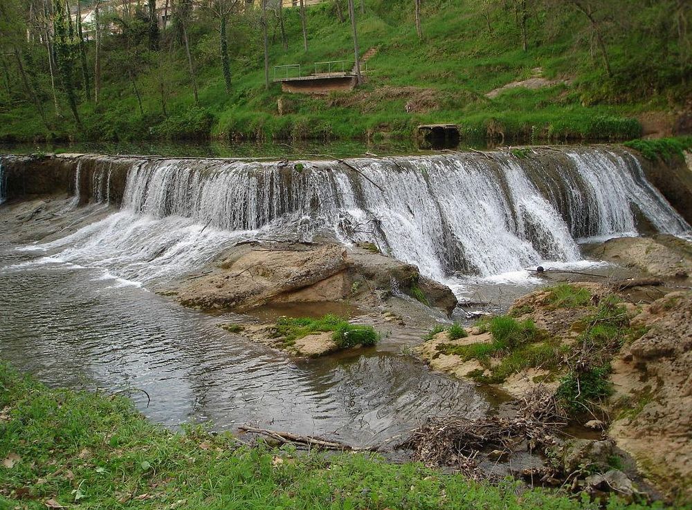 File:River Fluvià at Olot 20060418 02.JPG - Wikimedia Commons