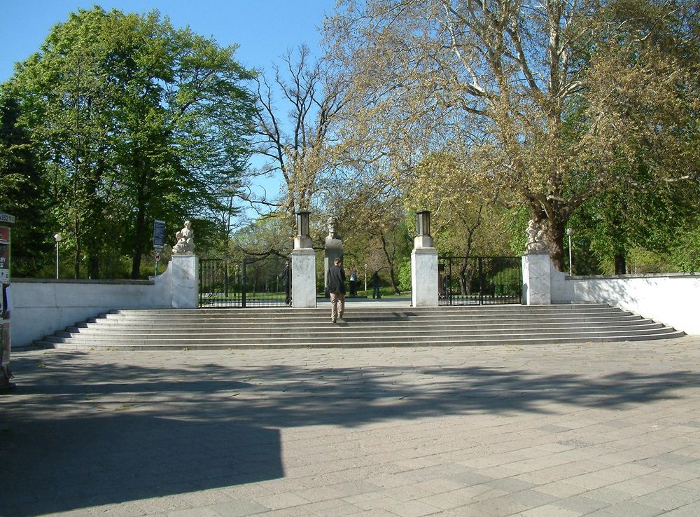 Plik:Park Wilsona Poznań wejście RB1.JPG – Wikipedia, wolna encyklopedia