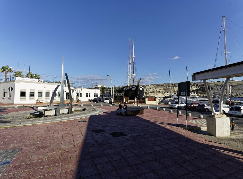 File:Malta - Ta' Xbiex - ix-Xatt Ta' Xbiex - Royal Malta Yacht Club 02.jpg  - Wikimedia Commons