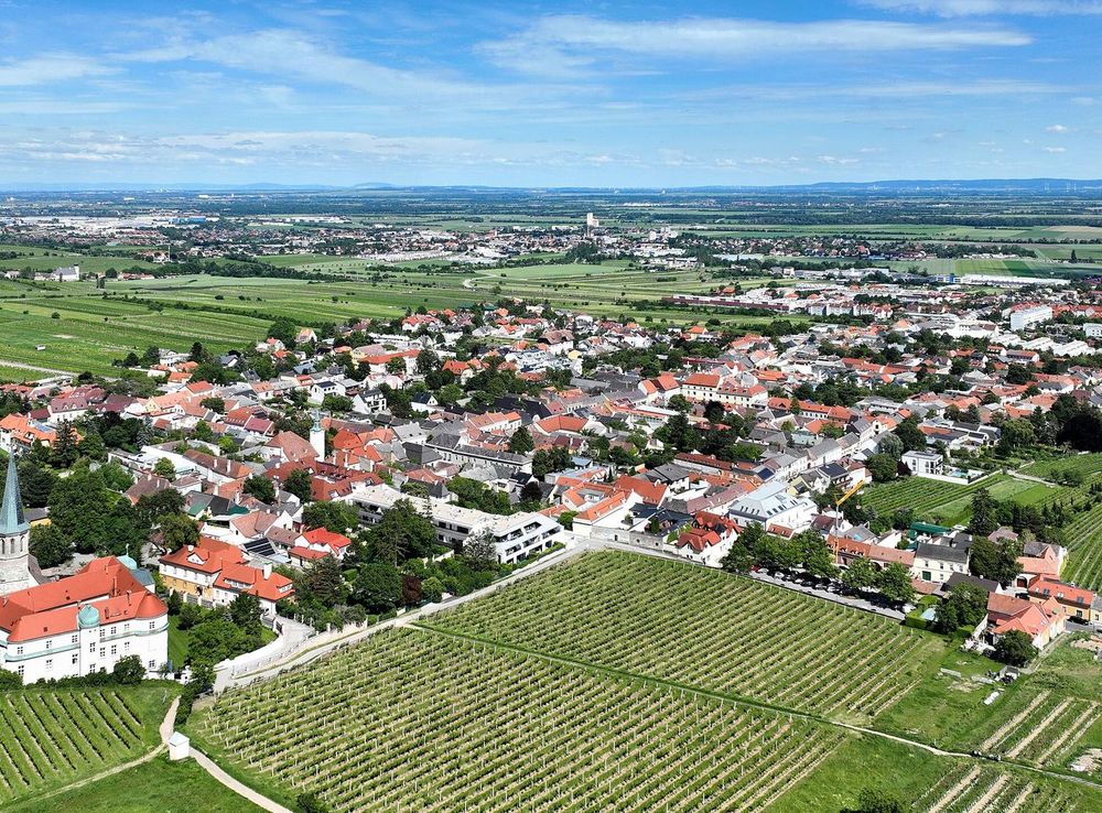 File:Gumpoldskirchen - Ortsansicht.JPG - Wikimedia Commons