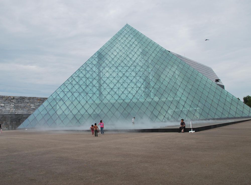 File:Sapporo-MoerenumaPark Hidamari Pyramid.JPG - Wikimedia Commons