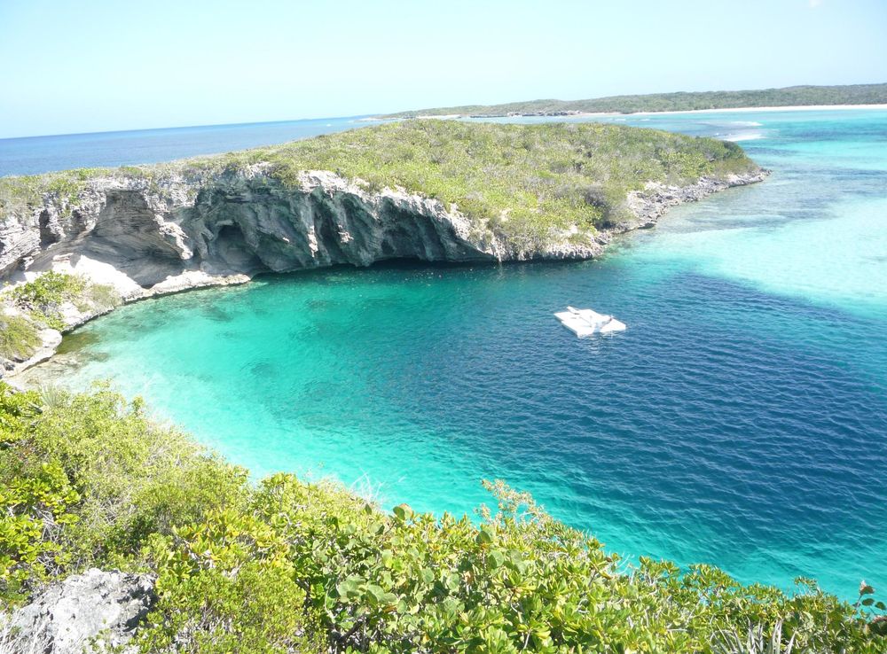 File:Dean Blue Hole Long Island Bahamas 20110210.JPG - Wikipedia