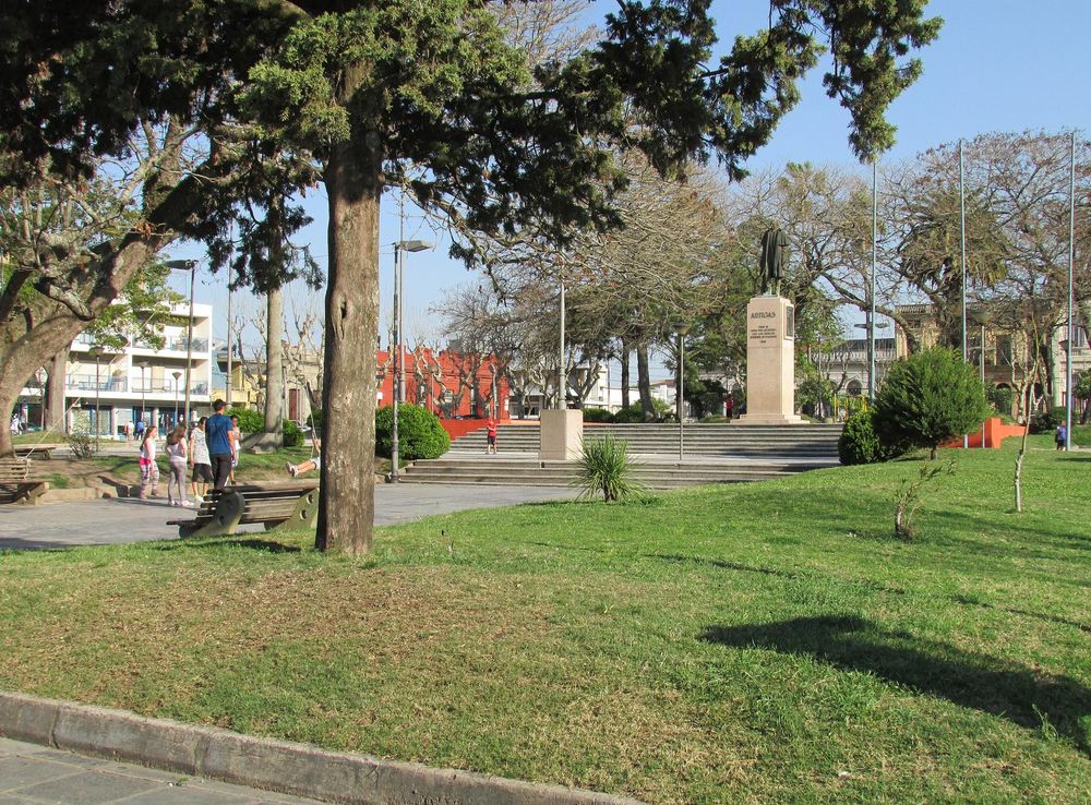 Archivo:Monumento Artigas - Plaza Constitución - Melo - Vista de monumento  y plaza.JPG - Wikipedia, la enciclopedia libre