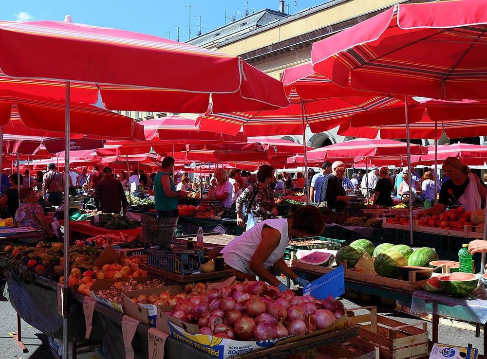 File:Dolac Market In Zagreb Croatia (196408211).jpeg - Wikimedia Commons