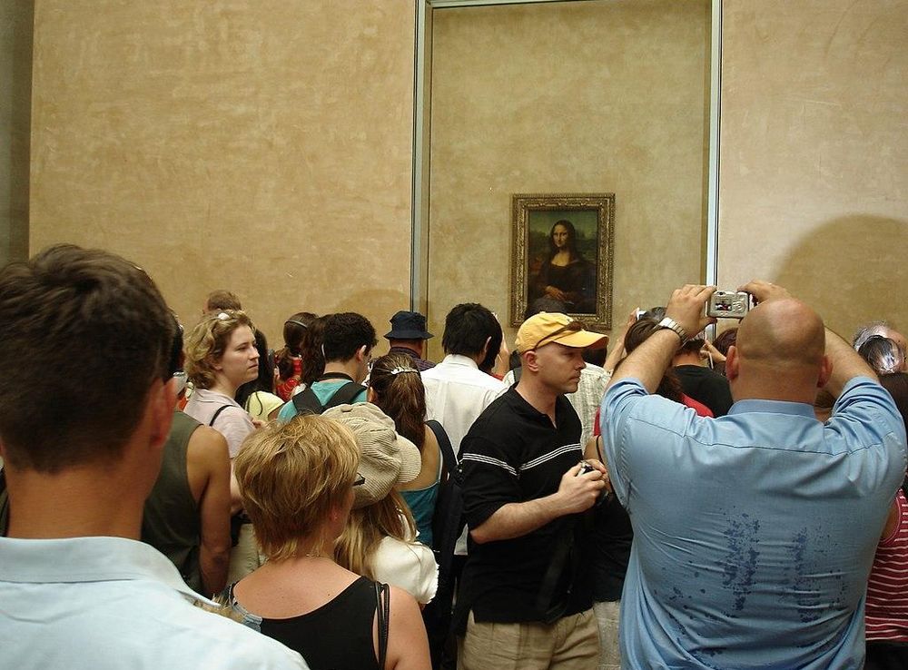 File:Taking Photos of the Mona Lisa (30403981).jpg - Wikimedia Commons