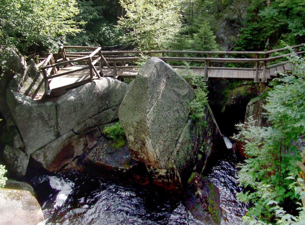 File:Wooden bridge in mountain.jpg - Wikimedia Commons