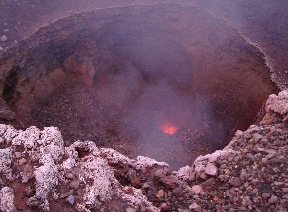 File:Masaya volcano crater and lava glow, 2003. Nicaragua.jpg - Wikimedia  Commons