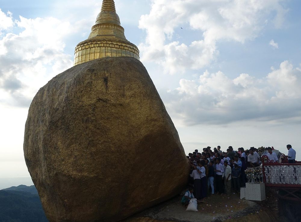 File:Myanmar Kyaiktiyo Pagoda Goldener Fels.JPG - Wikimedia Commons