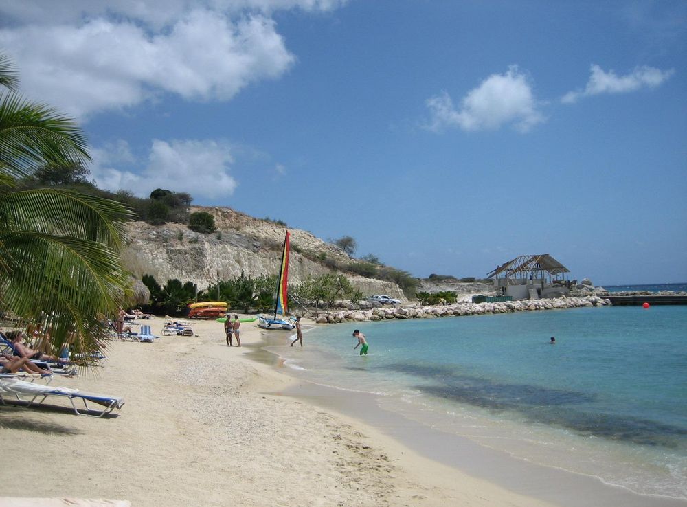 File:Blue Bay - Curacao.jpg - Wikimedia Commons