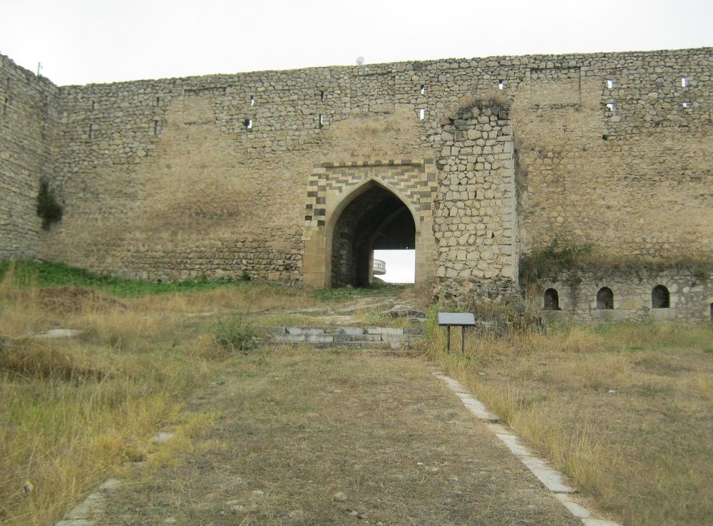 File:Yelizavetpol gate, Shushi fortress 03.JPG - Wikimedia Commons