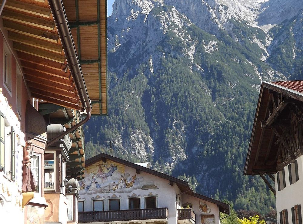 File:Mittenwald and the Karwendel.jpg - Wikimedia Commons