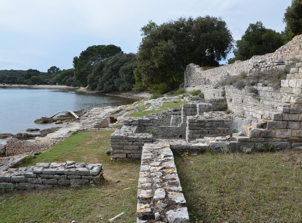 File:Roman Villa in the Bay of Verige, Brijuni Islands, Croatia  (11268968236).jpg - Wikimedia Commons