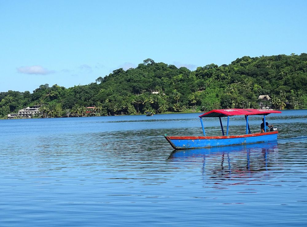 File:Boat on Lake Peten Itza - Flores - Peten - Guatemala (15837170956).jpg  - Wikimedia Commons