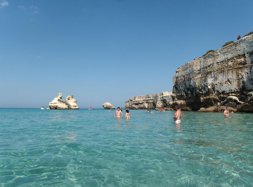 File:Torre dell'Orso, spiaggia (2).jpg - Wikimedia Commons