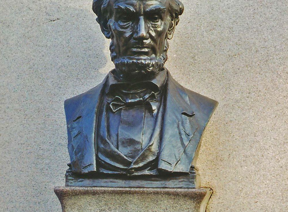 File:Bust of Pres. Lincoln at the spot where he gave the Gettysburg Address.jpg  - Wikimedia Commons