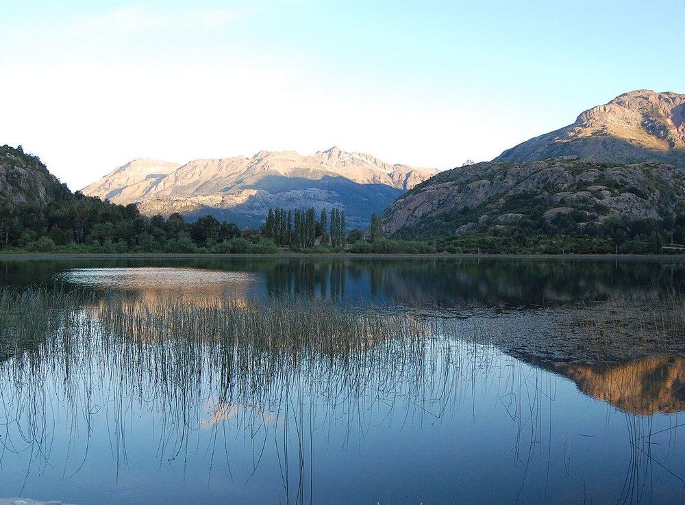 File:Laguna Espejo, Futaleufú, Chile.JPG - Wikimedia Commons
