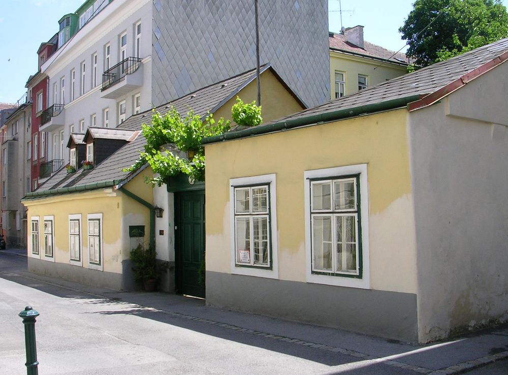 File:Wien-Unterdöbling Heuriger.jpg - Wikimedia Commons