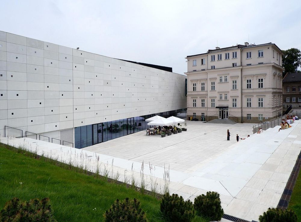 File:Bielsko-Biała, Studio Filmów Rysunkowych - Centrum Bajki i Animacji  OKO, plac zewnętrzny i willa Rotha.jpg - Wikimedia Commons