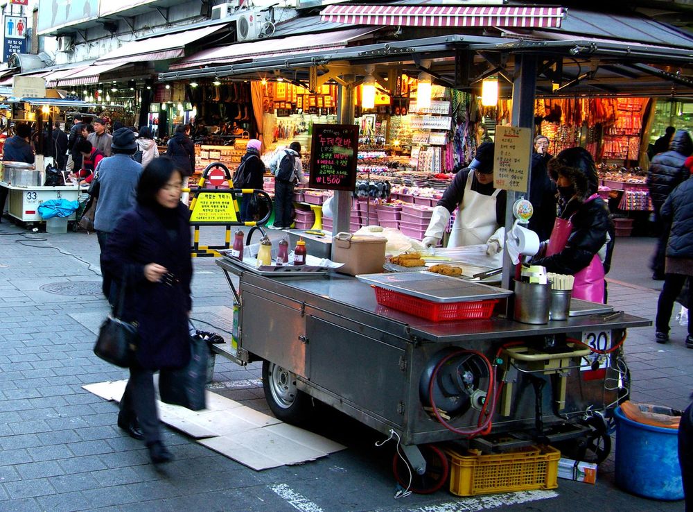 File:Seoul street food 2011 march 02.jpg - Wikimedia Commons