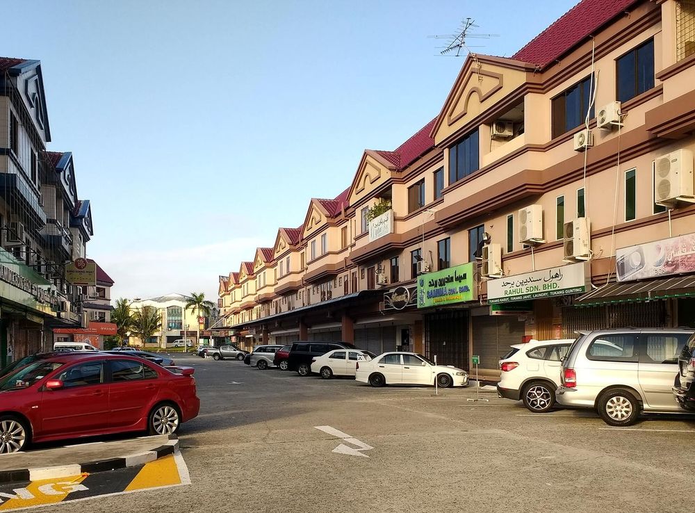 File:Shops in Kiulap.jpg - Wikimedia Commons