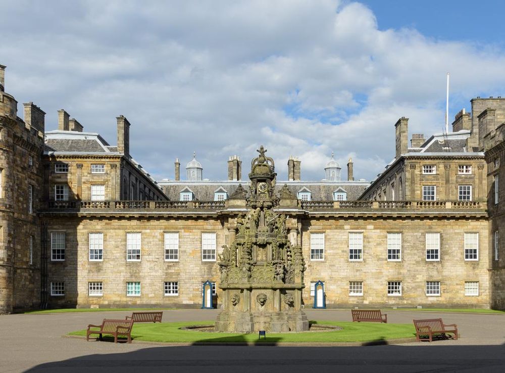 File:Holyroodhouse, front view.jpg - Wikipedia