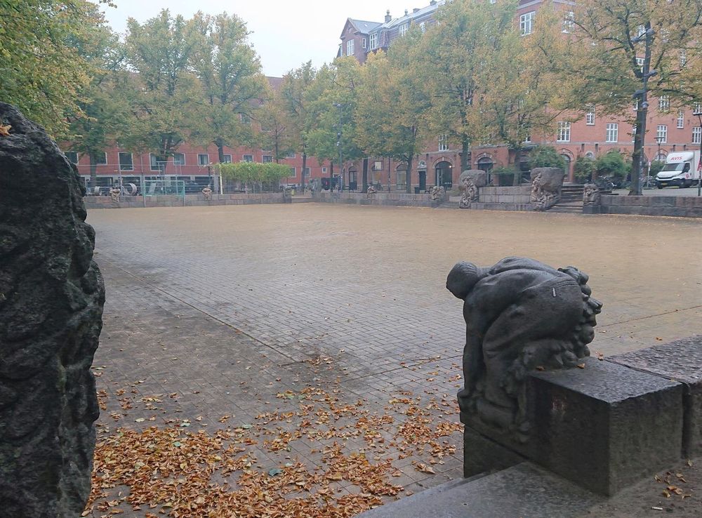Fil:Blågårds Plads, København, anlagt 1902, udsmykket af Kai Nielsen 1903,  set fra Blågårdsgade.jpg - Wikipedia, den frie encyklopædi