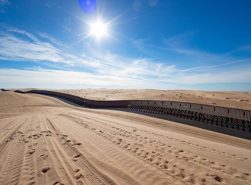 File:Border wall in the Imperial Sand Dunes, 20 miles west of Yuma, AZ -  48537286061.jpg - Wikimedia Commons